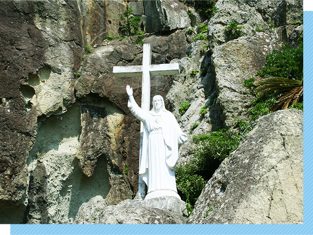 写真：断崖に真っ白なキリスト像